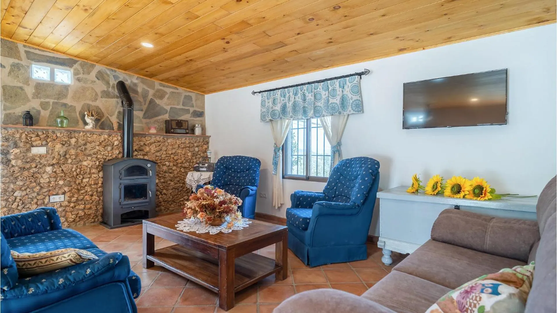 5 Bedroom Lovely Home In Periana Holiday home