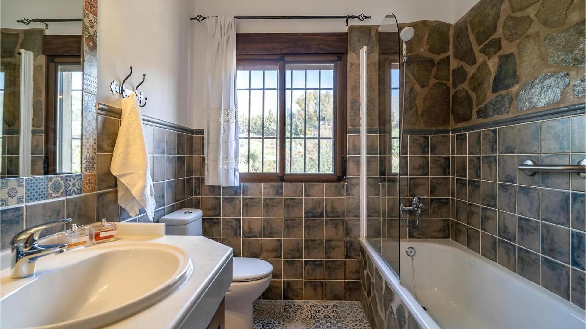 5 Bedroom Lovely Home In Periana Holiday home