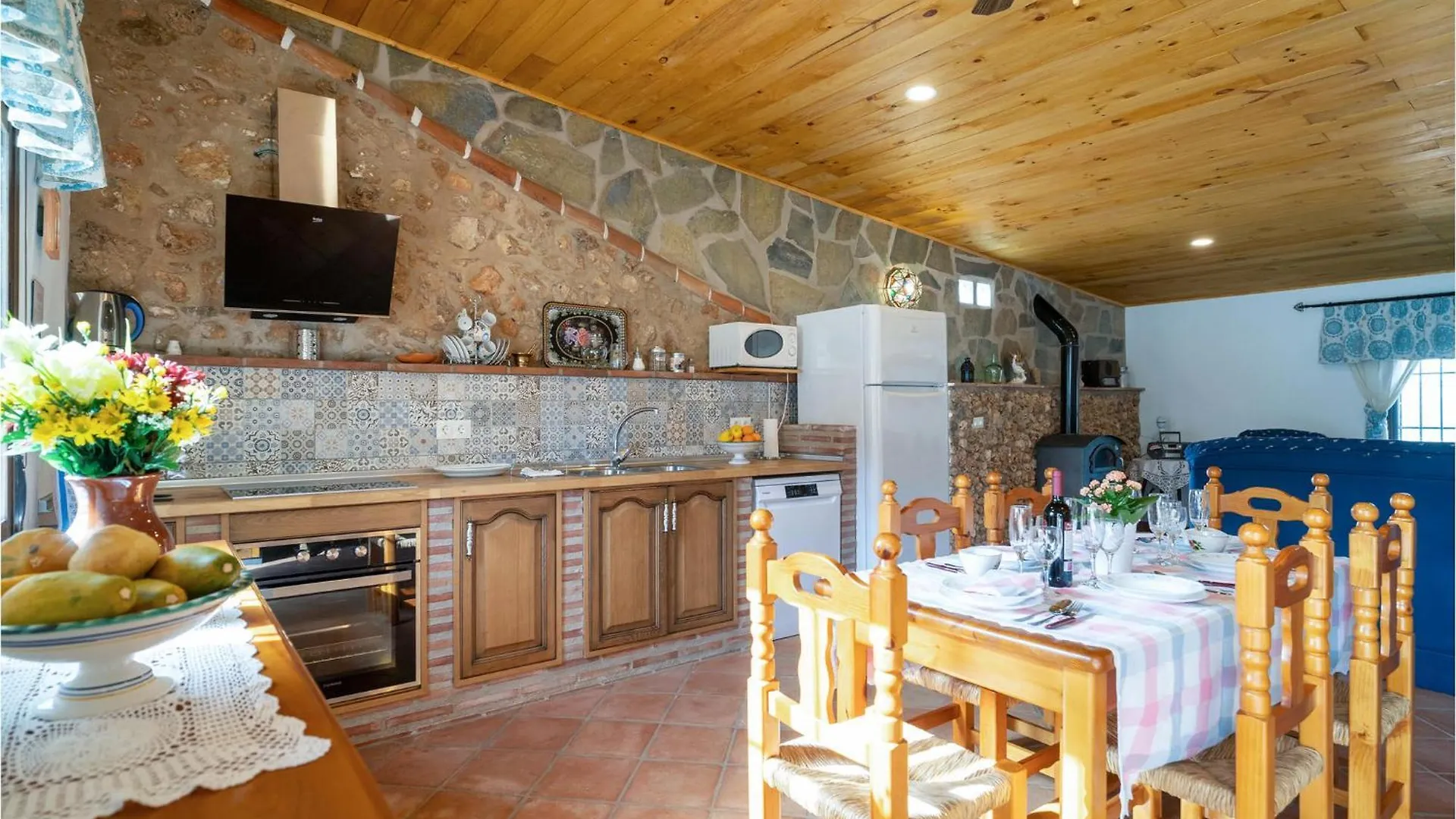5 Bedroom Lovely Home In Periana Holiday home